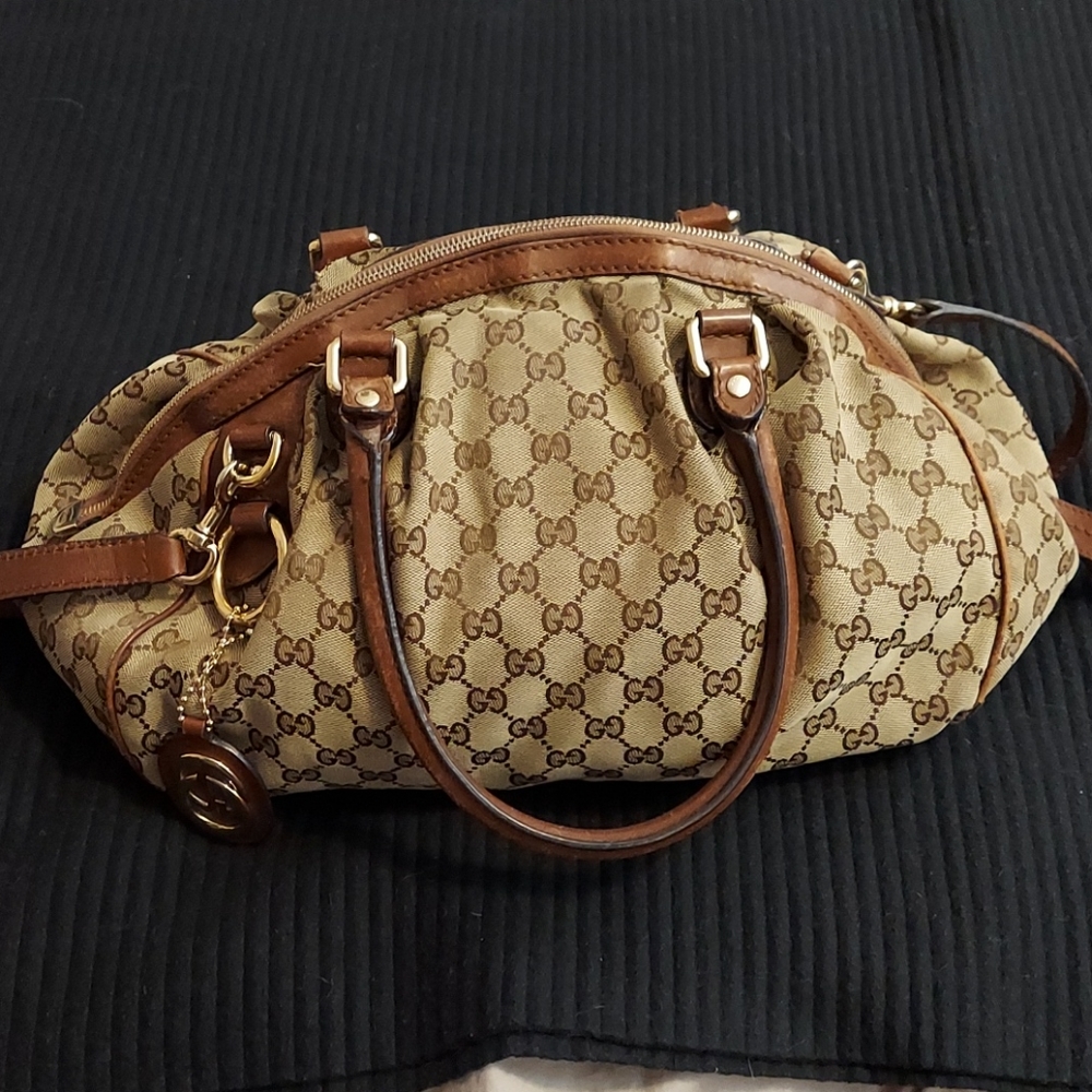 GUCCI handbag w/ zipper top, purse, Large size